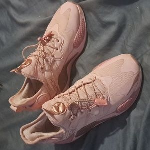 pink puma brand tennis shoes